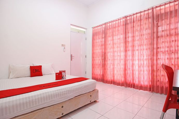 Imagen de la habitación del Hotel RedDoorz near Terminal Tirtonadi. Foto 6