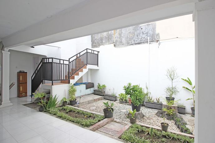 Imagen de los interiores del Hotel RedDoorz near Terminal Tirtonadi. Foto 11