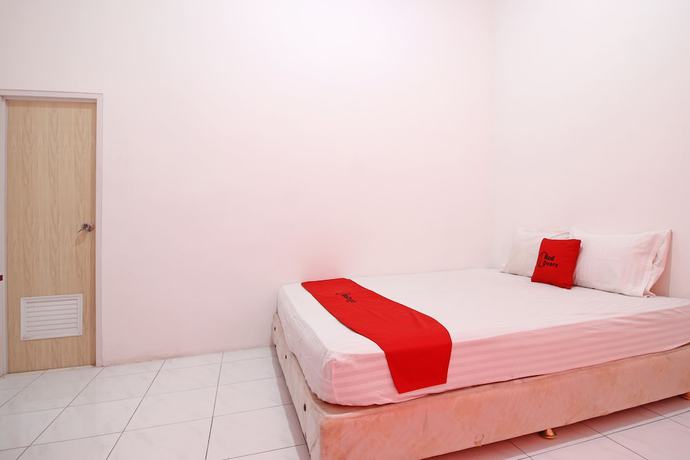 Imagen de la habitación del Hotel RedDoorz near Terminal Tirtonadi. Foto 7