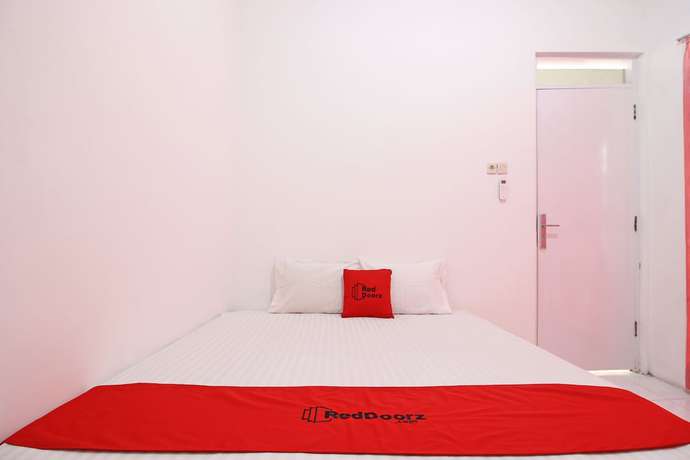 Imagen de la habitación del Hotel RedDoorz near Terminal Tirtonadi. Foto 9
