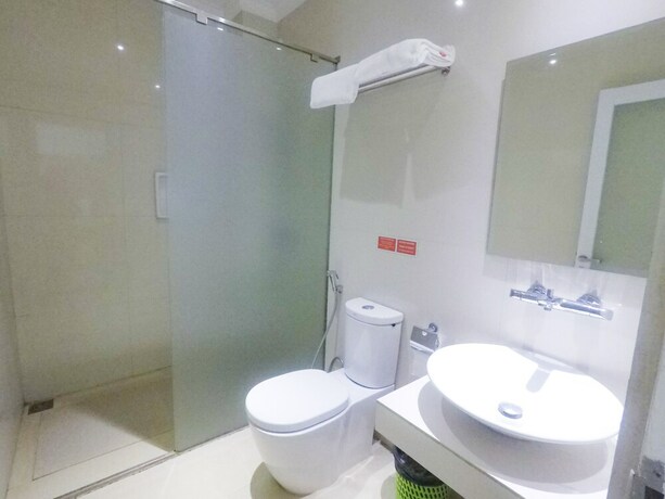 Imagen de la habitación del Hotel RedDoorz near Ubud Village. Foto 15
