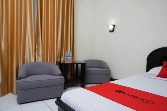 Imagen de la habitación del Hotel Reddoorz @ Cipaku. Foto 11