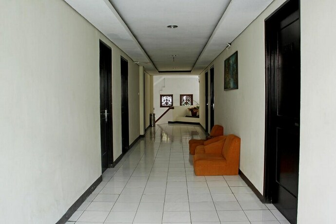 Imagen de los interiores del Hotel Reddoorz @ Cipaku. Foto 13