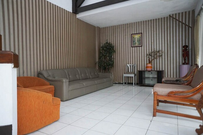 Imagen de los interiores del Hotel Reddoorz @ Cipaku. Foto 14