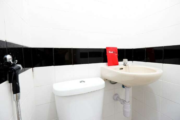Imagen de la habitación del Hotel Reddoorz Near Akademi Kepolisian Semarang. Foto 14