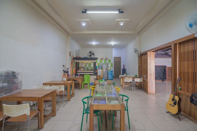 Imagen de los interiores del Hotel Reddoorz Near Gajah Mada Pontianak. Foto 14