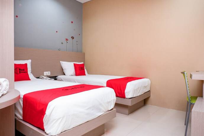 Imagen de la habitación del Hotel Reddoorz Near Java Supermall Semarang. Foto 8