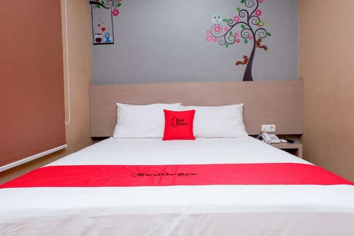 Imagen de la habitación del Hotel Reddoorz Near Java Supermall Semarang. Foto 9