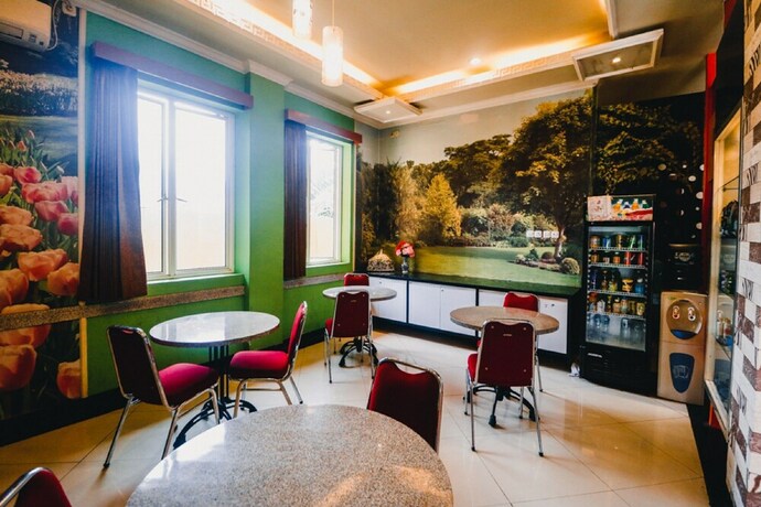 Imagen del bar/restaurante del Hotel Reddoorz Plus @ Ap Pettarani. Foto 3