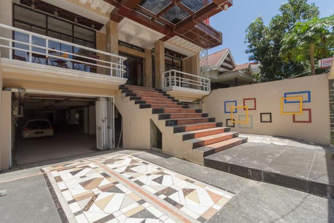 Imagen general del Hotel Reddoorz Plus @ Boulevard Panakkukang. Foto 2