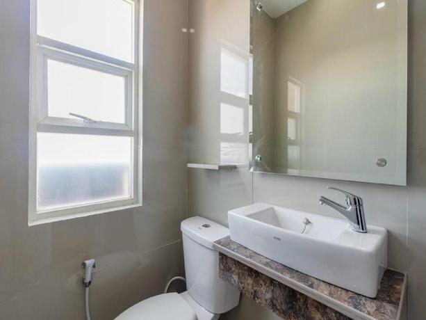 Imagen de la habitación del Hotel Reddoorz Plus @ Boulevard Panakkukang. Foto 12