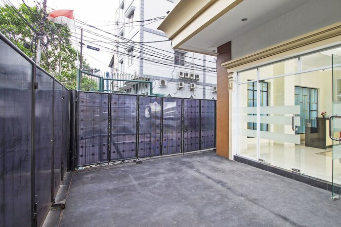 Imagen general del Hotel Reddoorz Plus @ Cideng Barat. Foto 2