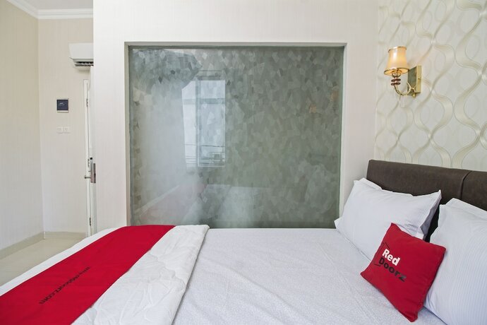 Imagen general del Hotel Reddoorz Plus @ Cideng Barat. Foto 3