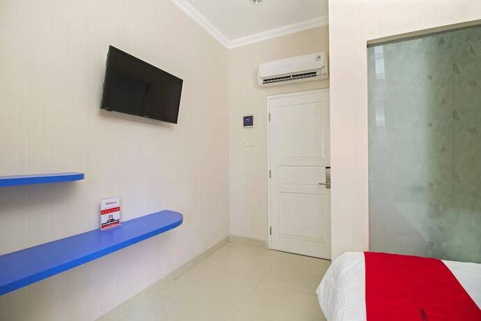 Imagen general del Hotel Reddoorz Plus @ Cideng Barat. Foto 5