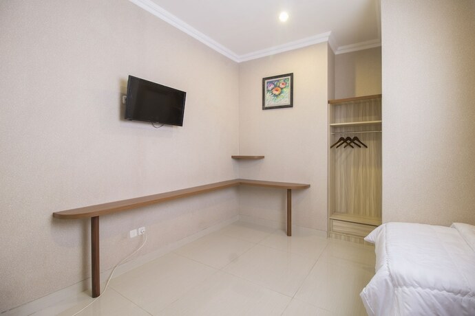 Imagen general del Hotel Reddoorz Plus @ Cideng Barat. Foto 7
