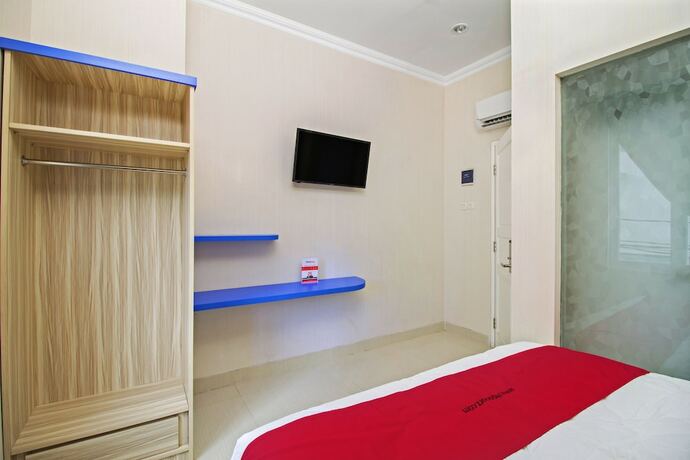 Imagen general del Hotel Reddoorz Plus @ Cideng Barat. Foto 8