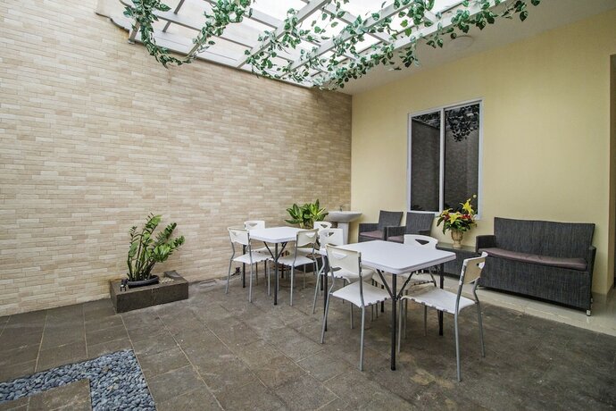 Imagen general del Hotel Reddoorz Plus @ Cideng Barat. Foto 10