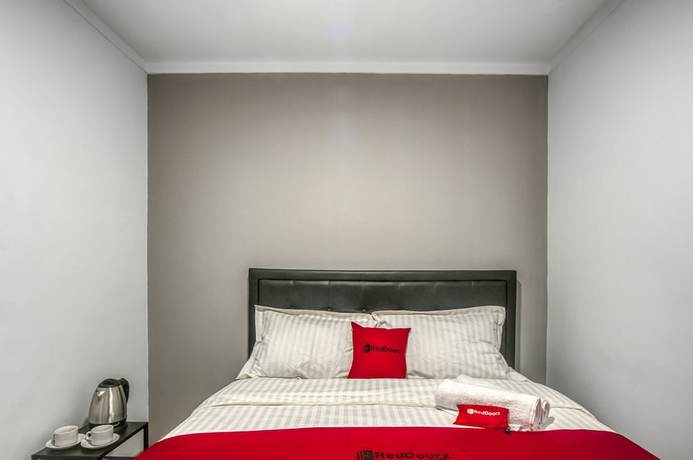 Imagen de la habitación del Hotel Reddoorz Plus @ Cideng Timur. Foto 6