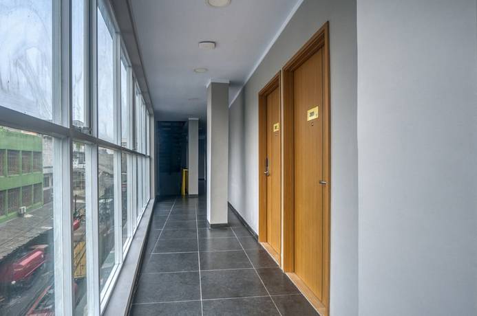 Imagen de los interiores del Hotel Reddoorz Plus @ Cideng Timur. Foto 14