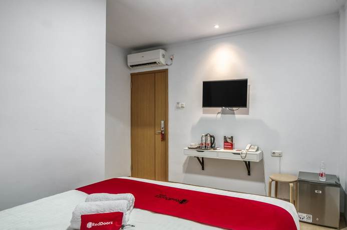 Imagen de la habitación del Hotel Reddoorz Plus @ Cideng Timur. Foto 8