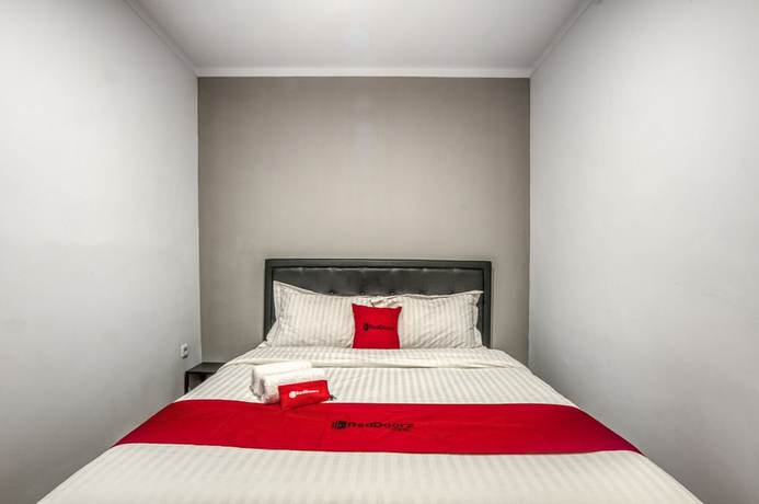 Imagen de la habitación del Hotel Reddoorz Plus @ Cideng Timur. Foto 9