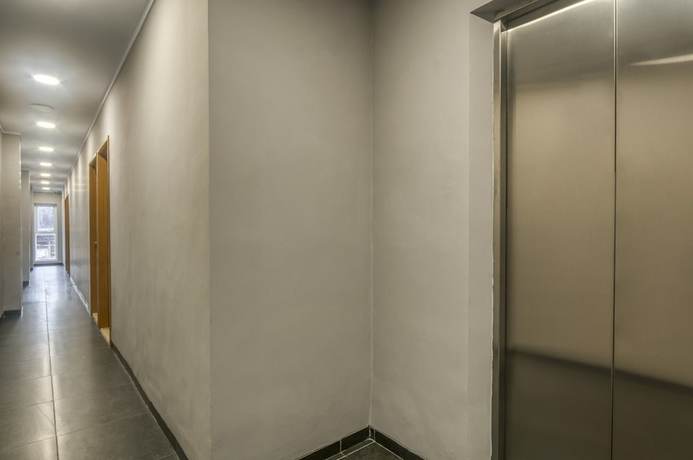Imagen de los interiores del Hotel Reddoorz Plus @ Cideng Timur. Foto 15