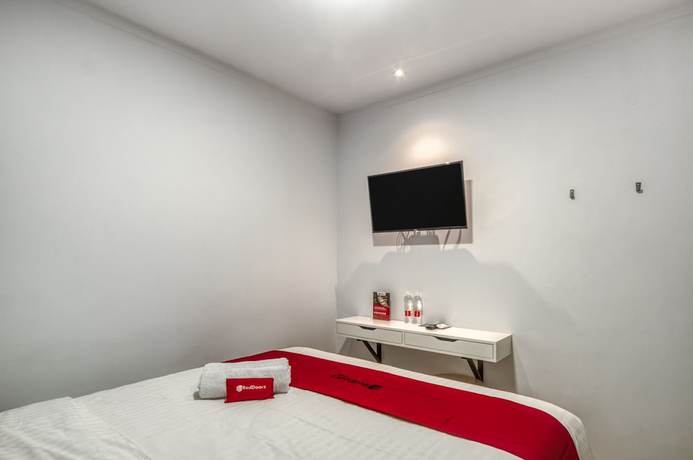Imagen de la habitación del Hotel Reddoorz Plus @ Cideng Timur. Foto 11