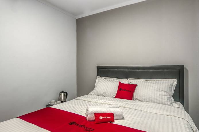 Imagen de la habitación del Hotel Reddoorz Plus @ Cideng Timur. Foto 12
