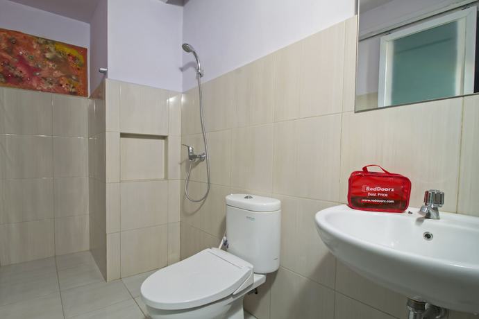Imagen de la habitación del Hotel Reddoorz Plus @ Guntur Raya Setiabudi. Foto 16