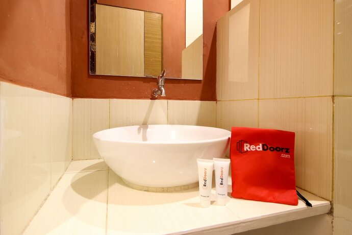 Imagen general del Hotel Reddoorz Plus @ Jalan Damai 2. Foto 2