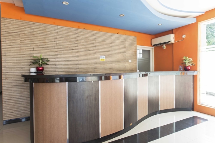 Imagen de los interiores del Hotel Reddoorz Plus @ Jalan Pemuda Jakarta. Foto 16