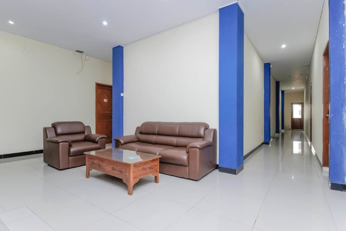 Imagen de los interiores del Hotel Reddoorz Plus @ Jalan Pemuda Jakarta. Foto 18