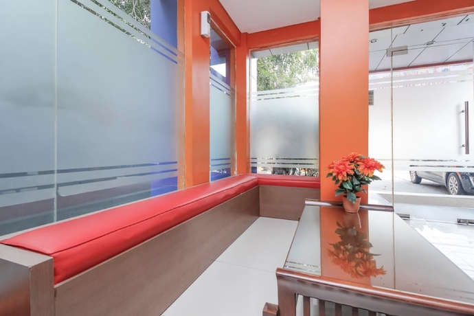 Imagen de los interiores del Hotel Reddoorz Plus @ Jalan Pemuda Jakarta. Foto 19