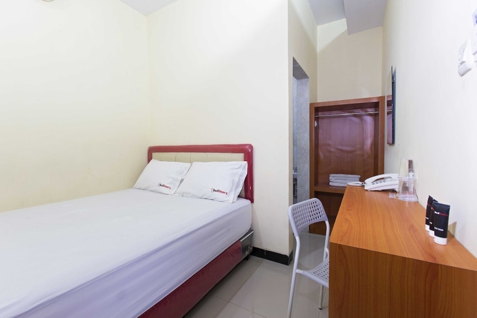 Imagen de la habitación del Hotel Reddoorz Plus @ Jalan Pemuda Jakarta. Foto 8