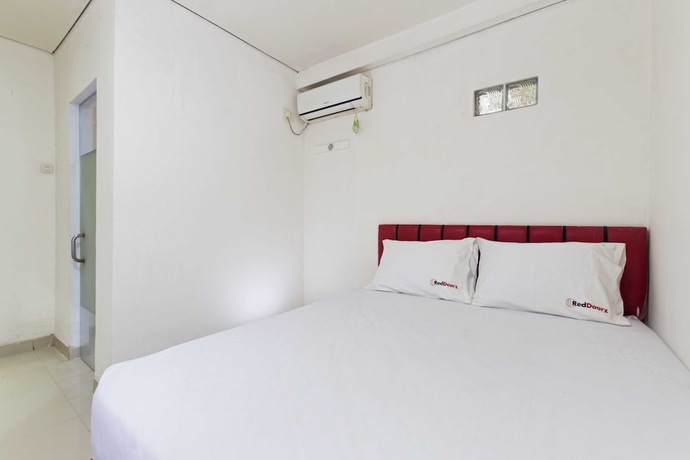 Imagen de la habitación del Hotel Reddoorz Plus @ Jalan Pemuda Jakarta. Foto 10