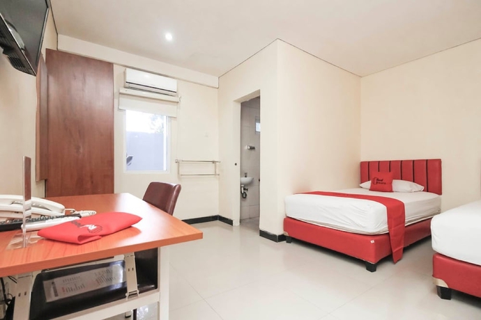 Imagen de la habitación del Hotel Reddoorz Plus @ Jalan Pemuda Jakarta. Foto 12