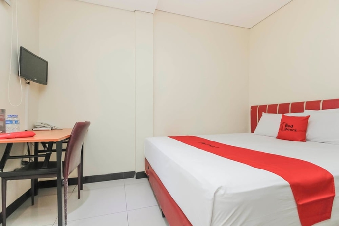 Imagen de la habitación del Hotel Reddoorz Plus @ Jalan Pemuda Jakarta. Foto 13