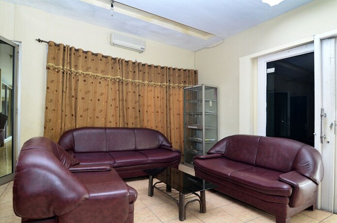 Imagen de los interiores del Hotel Reddoorz Plus @ Laweyan. Foto 33