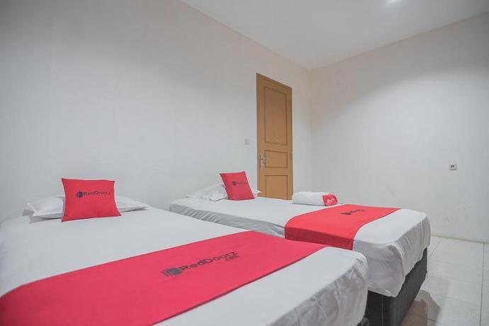 Imagen de la habitación del Hotel Reddoorz Plus @ Lodaya Gunung Geulis Puncak. Foto 4