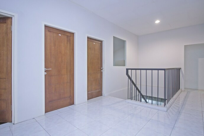 Imagen de los interiores del Hotel Reddoorz Plus @ Mas Mansyur. Foto 31