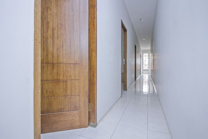 Imagen de los interiores del Hotel Reddoorz Plus @ Mas Mansyur. Foto 32