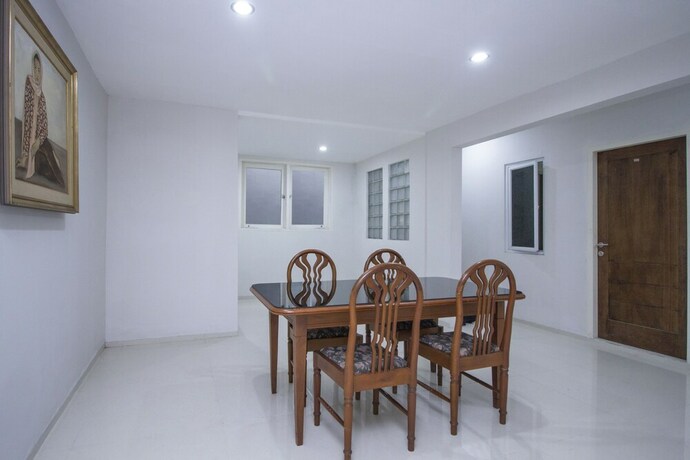 Imagen de los interiores del Hotel Reddoorz Plus @ Mas Mansyur. Foto 35