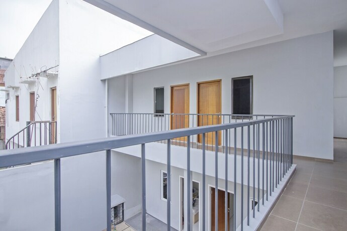 Imagen de los interiores del Hotel Reddoorz Plus @ Mas Mansyur. Foto 36