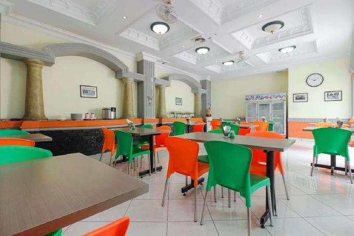 Imagen de los interiores del Hotel Reddoorz Plus Near Alun Alun Kejaksan Cirebon. Foto 16