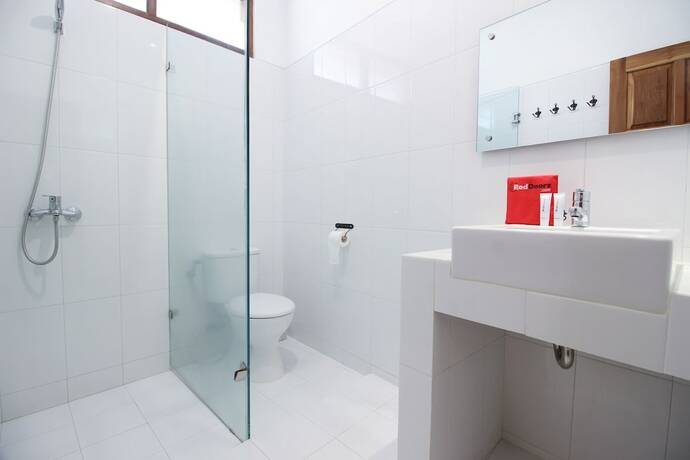 Imagen de la habitación del Hotel Reddoorz Plus Near Alun Alun Selatan 2. Foto 16