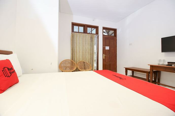 Imagen de la habitación del Hotel Reddoorz Plus Near Alun Alun Selatan 2. Foto 18