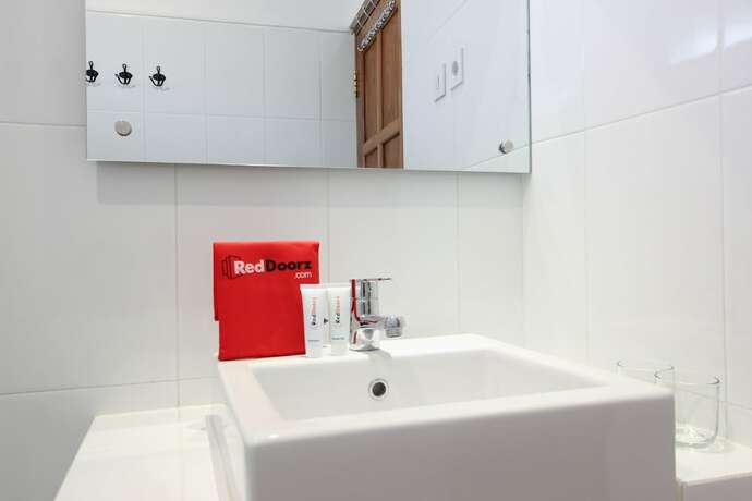 Imagen de la habitación del Hotel Reddoorz Plus Near Alun Alun Selatan 2. Foto 22
