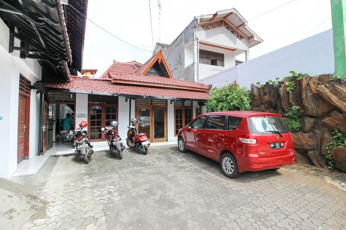 Imagen general del Hotel Reddoorz Plus Near Alun Alun Selatan. Foto 8