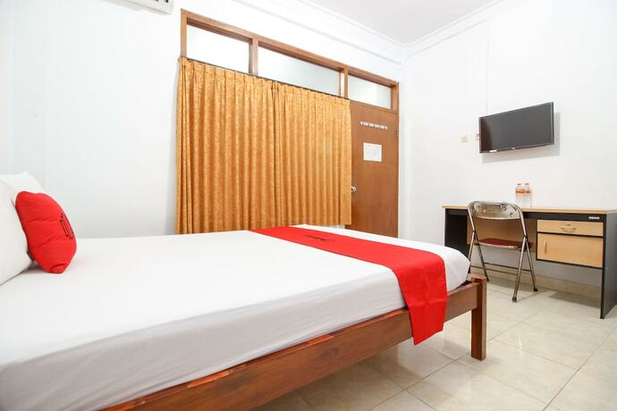 Imagen de la habitación del Hotel Reddoorz Plus Near Alun Alun Selatan. Foto 12