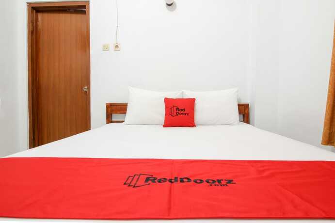 Imagen de la habitación del Hotel Reddoorz Plus Near Alun Alun Selatan. Foto 13
